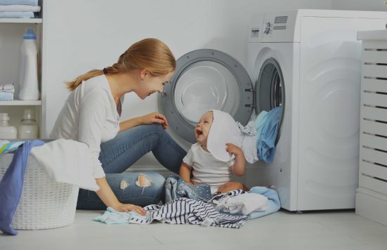 Anyuka kisbabával moss a ruhákat