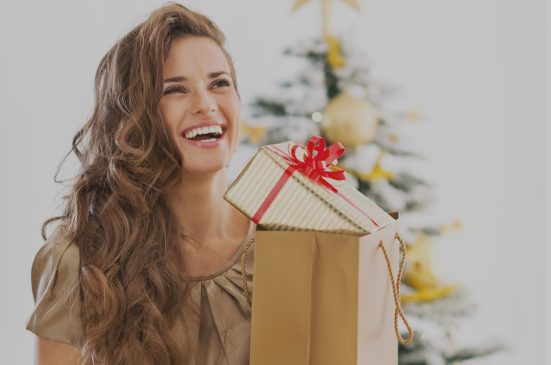 Lány örül a karácsonyi ajándéknak