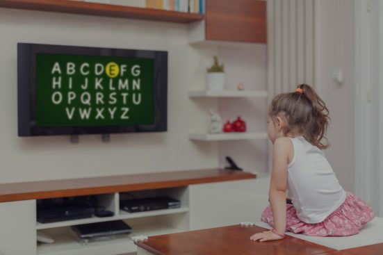 Kislány tévén online oktatást néz