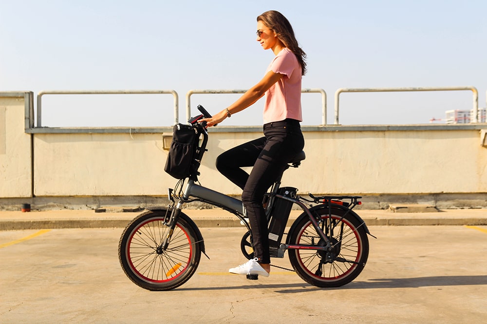 Fiatal lány elektromos biciklizik