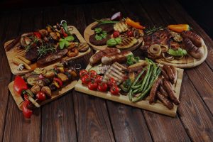 grill tál, rengeteg hússal