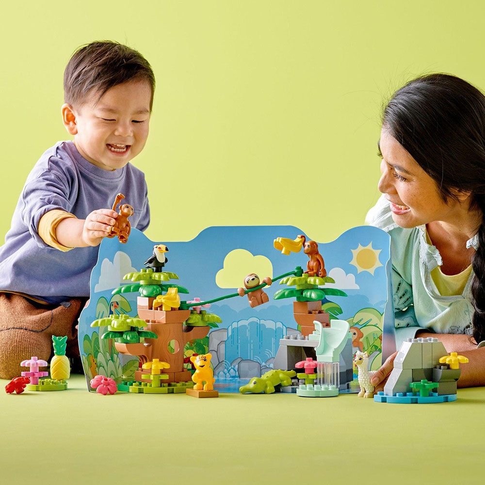 kisgyermek és anyuka LEGOzik