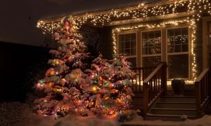 Esti karácsonyi fény egy havas házikón