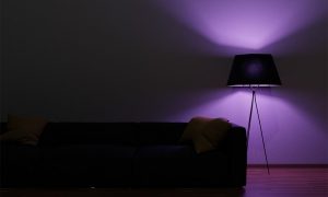 nappali, állólámpával, lila világítás