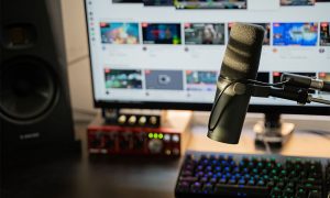 Streamer mikrofon, billentyűzet és monitor