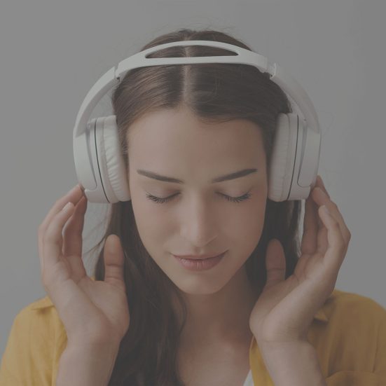 fiatal lány fehér bluetooth fejhallgatóval