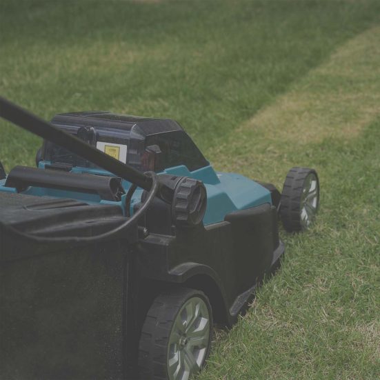 zöld akkumulátoros fűnyíró fűvet vág